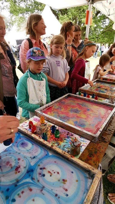 Kinder beim marmorieren auf dem Flachsmarkt in Linn... Immer wieder ein kleines Wunder. Wir lieben unsere Arbeit!