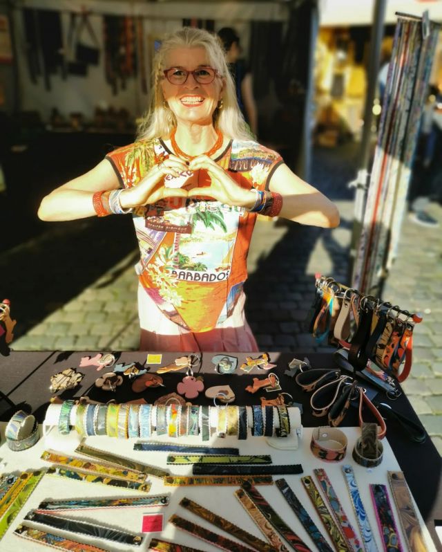 Eine Lieblingskundin von uns, die ohne Armbänder nicht mehr aus dem Haus geht.