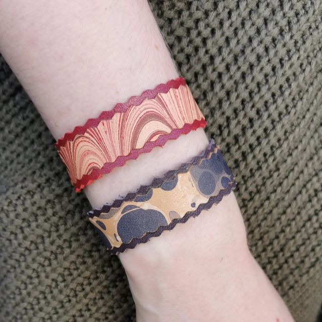 Ton in Ton, wunderbar. Ein Mädel in @freilichtmuseum.glentleiten hat sich diese Marmorierten Lederbänder ausgesucht.
Tone on tone, wonderful.  A girl in @Glentleiten chose these marbled leather straps.

#Armband#handgefärbt#fairfashion marmoriertelederriemchen#slowdesign
#rindslederbändchen#unikat
#unverwechselbar#nachhaltigesdesign #madeinaachen#Freundschaftsbändchen
#Handgelenksband#marbling#marbledpattern#etak
#marmoriert#mmunikat#missmarble