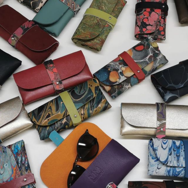 Da sind sie, unsere neuen Brillenetuis, Sanny, aussen Leder, innen Wollfilz, einfach nur gesteckt. Die Brille ist immer gut aufgehoben.
Here they are, our new glasses cases, Sanny, leather on the outside, wool felt on the inside, just put them in. Your glasses are always in good hands.

#brille #brillentrends #brillenetuis #brillenetui#marbledpattern #marmoriert #buyhandmade #hingucker #handgefertigt