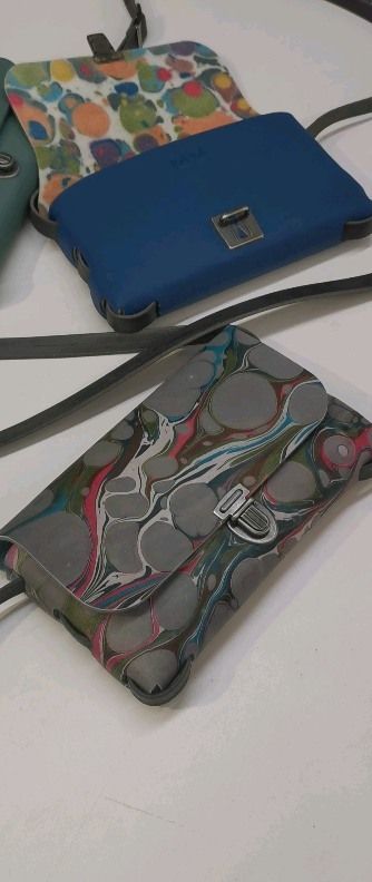 #Tasche#Ausgehtasche#crossbodytasche
#handmade#nachhaltig
#madeingermany
#frauenliebling#einzigartig
#taschenliebe#LederFilz#ledertaschenmanufaktur#marmoriert#handgefärbt#slowdesign#crossbodybag#buyhandmade
#cuir#buylocal#lederhandtasche#clutch#handcrafted#taschenliebe#fairfashion#marbling#marbledpattern
#designedinaachen#textildesign#etak
#leatherhandbag