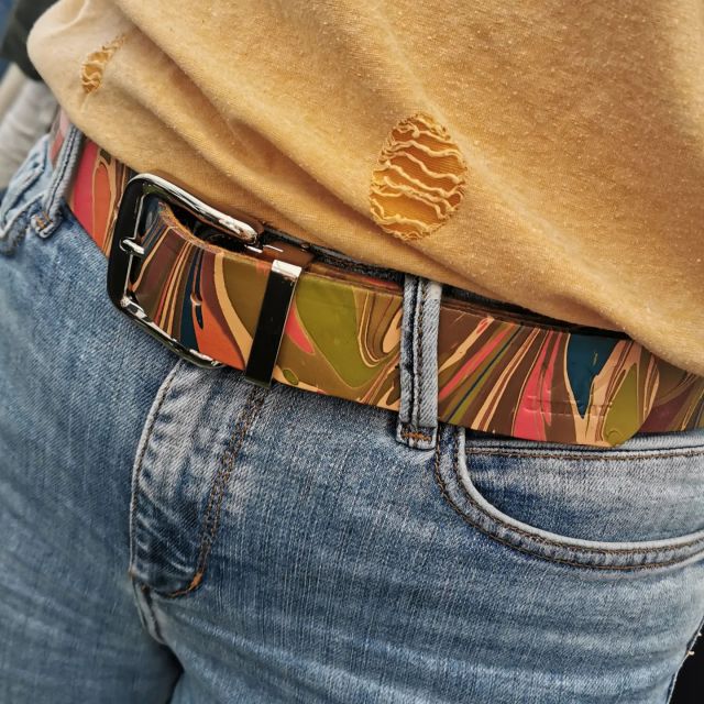 Unser Gürtel aus pflanzlich gegerbtem Rindsleder in Sommerfarben marmoriert hat eine Liebhabern gefunden.
Our belt made of vegetable tanned cowhide leather marbled in summer colors has found a lover.

#guertel#handgemacht#handgearbeitet
#gefärbtesLeder#pflanzlichgegerbtesleder#vegitabilgegerbt#Naturleder#individuell 
#nachhaltigesdesign#nachhaltigkeit
#madeingermany#madeinaachen
#einzigartig#lederdesign#Rindsleder
#Büffelleder#wollfilz#marbling
#schliessewechselbar#marmoriert#marmoriertergürtel#handgefärbt#slowdesign
#mmunikat#missmarble#marbledpattern#marblingleather #marblingart#marbledesign