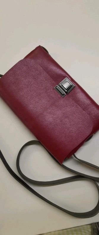 Luisa, unsere große Crossbody Tasche, aussen Leder, innen handmarmorierter Wollfilz.
Luisa, our large crossbody bag, leather outside, hand-marbled wool felt inside.

#Tasche#Ausgehtasche#crossbodytasche
#handmade#nachhaltig
#madeingermany
#frauenliebling#einzigartig
#taschenliebe#LederFilz#ledertaschenmanufaktur#marmoriert#handgefärbt#slowdesign#crossbodybag#buyhandmade 
#cuir#buylocal#lederhandtasche#clutch#handcrafted#taschenliebe#fairfashion#marbling#marbledpattern
#designedinaachen#textildesign#etak
#leatherhandbag