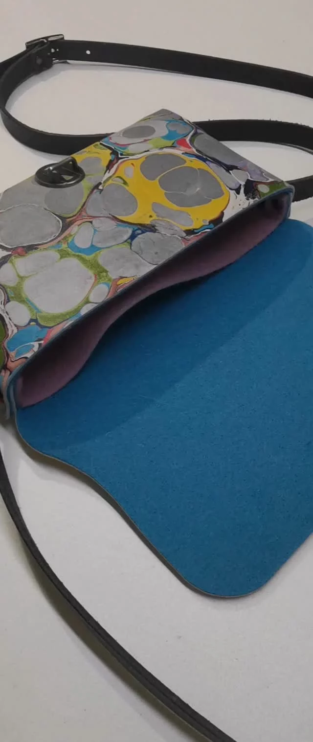 Luisa, die kleine crossbodytasche von uns handmarmoriert aus Rindsleder mit Wollfilz Innenfutter, ein außergewöhnlicher Hingucker.

Luisa, the small crossbody bag hand-marbled from cowhide with wool felt lining, an extraordinary eye-catcher.

#Tasche#Ausgehtasche#crossbodytasche
#handmade#nachhaltig
#madeingermany
#frauenliebling#einzigartig
#taschenliebe#LederFilz#ledertaschenmanufaktur#marmoriert#handgefärbt#slowdesign#crossbodybag#buyhandmade 
#cuir#buylocal#lederhandtasche#clutch#handcrafted#taschenliebe#fairfashion#marbling#marbledpattern
#designedinaachen#textildesign#etak
#leatherhandbag