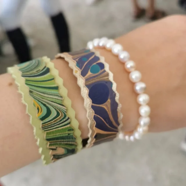 Marmorierte Lederarmbänder gibt es bei uns in allen Farben...
We have marbled leather bracelets in all colors...

#Armband#handgefärbt#fairfashion marmoriertelederriemchen#slowdesign
#rindslederbändchen#unikat
#unverwechselbar#nachhaltigesdesign #madeinaachen#Freundschaftsbändchen
#Handgelenksband#marbling#marbledpattern#etak
#marmoriert#mmunikat#missmarble