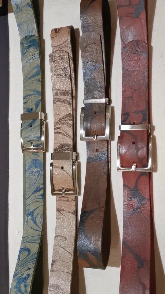 Gürtel aus vegitabil gegerbtem Leder, von uns mit einer Farbe passend zum Lederton mamoriert, jeder ein Unikat.

Belt made of vegetable tanned leather, marbled by us with a color matching the leather tone, each one unique.

#guertel#handgemacht#handgearbeitet
#gefärbtesLeder#pflanzlichgegerbtesleder#vegitabilgegerbt#Naturleder#individuell 
#nachhaltigesdesign#nachhaltigkeit
#madeingermany#madeinaachen
#einzigartig#lederdesign#Rindsleder
#Büffelleder#wollfilz#marbling
#schliessewechselbar#marmoriert#marmoriertergürtel#handgefärbt#slowdesign
#mmunikat#missmarble#marbledpattern#marblingleather #marblingart#marbledesign