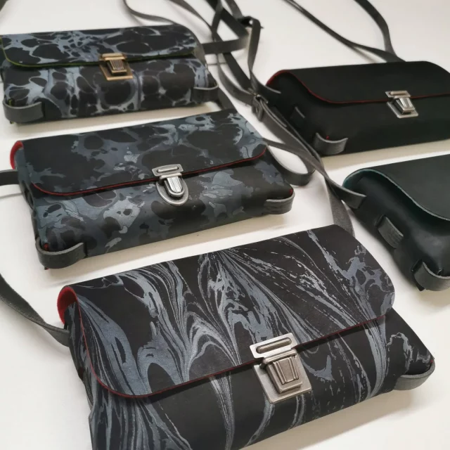 Luisa, die Kleine Crossbodytasche , auf schwarzem Leder mit Weiß marmoriert, innen mit knalligem Wollfilzfutter.
Luisa, the small crossbody bag, on black leather with white marbled detail, inside with bright wool felt lining.
#Tasche#Ausgehtasche#crossbodytasche
#handmade#nachhaltig
#madeingermany
#frauenliebling#einzigartig
#taschenliebe#LederFilz#ledertaschenmanufaktur#marmoriert#handgefärbt#slowdesign#crossbodybag#buyhandmade 
#cuir#buylocal#lederhandtasche#clutch#handcrafted#taschenliebe#fairfashion#marbling#marbledpattern
#designedinaachen#textildesign#etak
#leatherhandbag