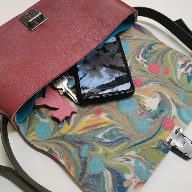Emma, die Grosse mit marmoriertem Innenfutter aus Wollfilz, aussen uni Leder. Am 5.und 6.4. in der Annahalle Aachen @werkroute_aachen zu sehen.
Emma, ​​the large version, features a marbled wool felt lining and a plain leather exterior. On display on April 5 and 6 at the Annahalle Aachen @werkroute_aachen.

#Tasche#Ausgehtasche#crossbodytasche
#handmade#nachhaltig
#madeingermany
#frauenliebling#einzigartig
#taschenliebe#LederFilz#ledertaschenmanufaktur#marmoriert#handgefärbt#slowdesign#crossbodybag#buyhandmade 
#cuir#buylocal#lederhandtasche#clutch#handcrafted#taschenliebe#fairfashion#marbling#marbledpattern
#designedinaachen#textildesign#etak
#leatherhandbag