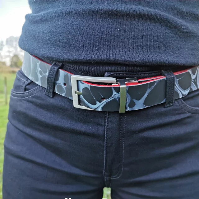 Unser Gürtel aus recycletem, schwarzen Leder mit weiß marmoriert hat ein rotes Filzfutter und kann ganz einfach gewendet werden.
Our belt made of recycled black leather with white marbled detail has a red felt lining and is easily reversible.

#guertel#handgemacht#handgearbeitet
#gefärbtesLeder#pflanzlichgegerbtesleder#vegitabilgegerbt#Naturleder#individuell 
#nachhaltigesdesign#nachhaltigkeit
#madeingermany#madeinaachen
#einzigartig#lederdesign#Rindsleder
#Büffelleder#wollfilz#marbling
#schliessewechselbar#marmoriert#marmoriertergürtel#handgefärbt#slowdesign
#mmunikat#missmarble#marbledpattern#marblingleather #marblingart#marbledesign