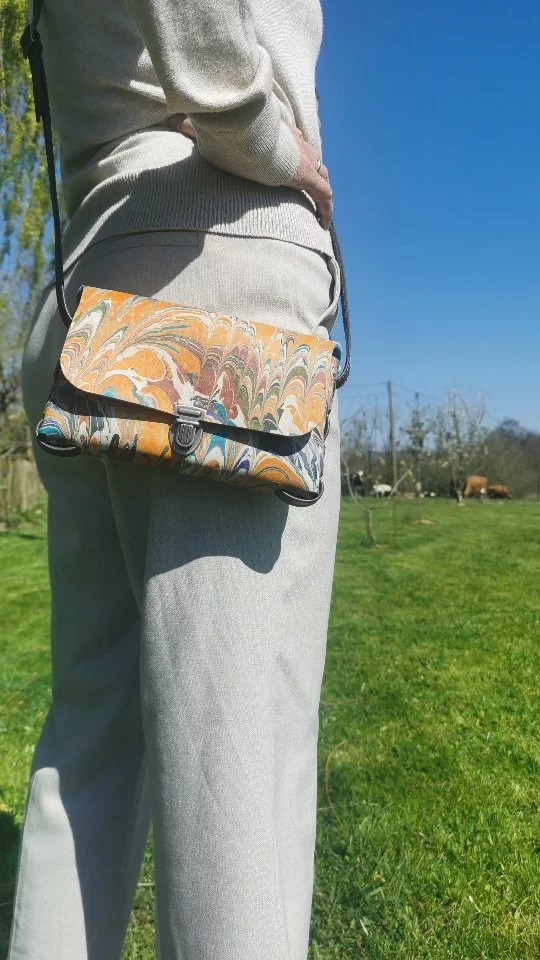 Frühling, Sonne, Luisa unsere Crossbodytasche in den neuen Farben.
Spring, sun, Luisa our crossbody bag in new colors.

#Tasche#Ausgehtasche#crossbodytasche
#handmade#nachhaltig
#madeingermany
#frauenliebling#einzigartig
#taschenliebe#LederFilz#ledertaschenmanufaktur#marmoriert#handgefärbt#slowdesign#crossbodybag#buyhandmade 
#cuir#buylocal#lederhandtasche#clutch#handcrafted#taschenliebe#fairfashion#marbling#marbledpattern
#designedinaachen#textildesign#etak
#leatherhandbag