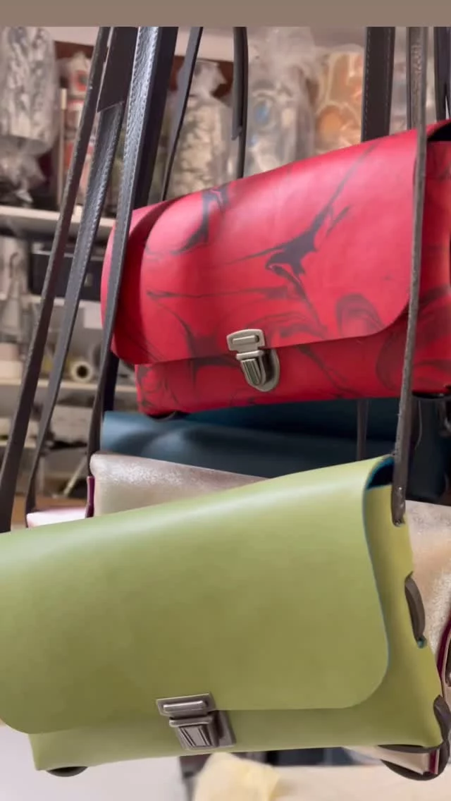 Unsere neuen crossbodytaschen sind fertig. Zu sehen und zu kaufen vom 1.5. bis 4.5. in Bonn auf dem Handwerkermarkt.  Our new crossbody bags are ready. To see and buy from 1.5. to 4.5. in Bonn Handwerkermarkt.  #marmoriert #marbledpattern #einzigartig #madeingermany #slowdesign #lederfilz #handgefärbt #buyhandmade #Tasche #crossbodytasche