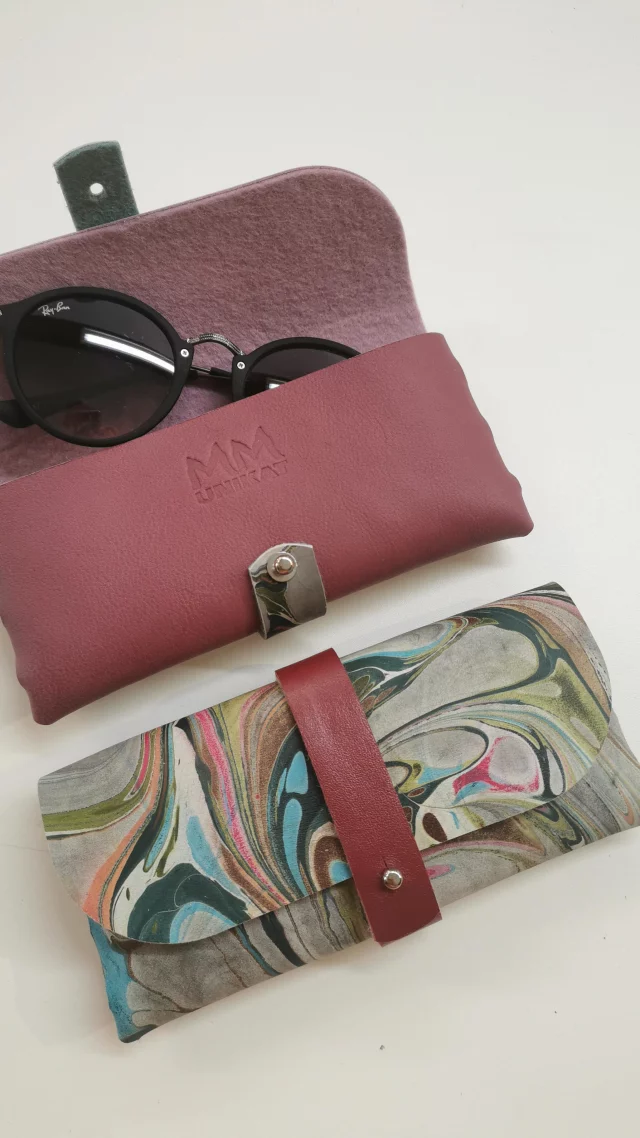 #marmoriert #marbledpattern #slowdesign #madeingermany #einzigartig #handgefärbt #marbling #lederfilz #buyhandmade #handmade #brillenetui