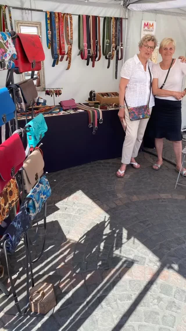 Die Sommerpause ist vorbei. Am 31.8. findet ihr uns in @marche_coup_dcoeur in schönen Limburg in Belgien. Kommt vorbei.#marmoriert #marbledpattern #einzigartig #madeingermany #slowdesign #handgefärbt #marbling #lederfilz #buyhandmade #handwerkermarkt #Ausstellung