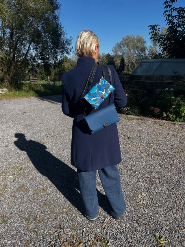 Gerade neu gefertigt für den  @textilmarkt_benediktbeuern.
Luisa, die kleine Crossbodytasche aus marmriertem Leder und Emma, die Große, außen uni Rindsleder, innen marmorierter Wollfilz. Samstag und Sonntag zu sehen und zu kaufen.

 Just newly made for the @textilmarkt_benediktbeuern.
Luisa, the small crossbody bag made of marbled leather and Emma, the big one, outside uni cowhide, inside marbled wool felt. Saturday and Sunday to see and buy. 

#ausstellung #mable #marbledesign #Tasche#Ausgehtasche#crossbodytasche
#handmade#nachhaltig
#madeingermany
#frauenliebling#einzigartig
#taschenliebe#LederFilz#ledertaschenmanufaktur#marmoriert#handgefärbt#slowdesign#crossbodybag#buyhandmade 
#cuir#buylocal#lederhandtasche#clutch#handcrafted#taschenliebe#fairfashion#marbling#marbledpattern
#designedinaachen