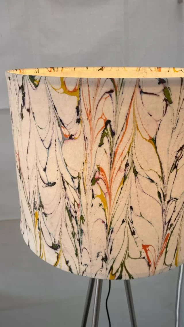 Ausstellung @textilmarkt_benediktbeuern #marmoriert #marbledpattern #einzigartig #madeingermany #slowdesign #handgefärbt #marbling #handmade #leuchten#lampenliebe #lampendesign