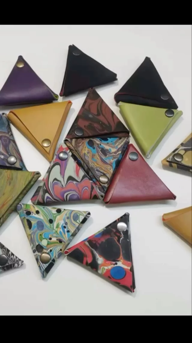 Unsere Zilly, die Minigeldbörse sollte jeder haben, passt in die kleinste Tasche….immer den Parkeuro dabei…. 
Our Zilly, the mini purse everyone should have, fits in the smallest pocket....always the parking euro with you....
#marmoriert #marbledpattern #einzigartig #madeingermany #handgefärbt