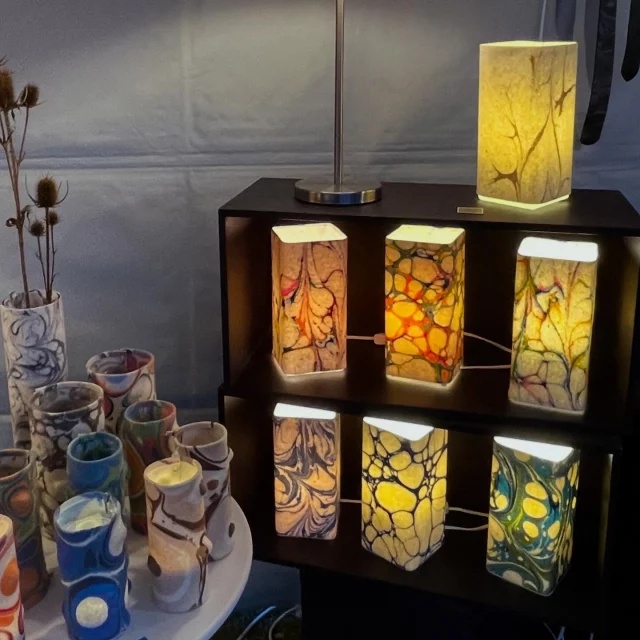 Kuni, unsere wunderbaren Leuchten, jede anderes, jede ein Stimmungslicht aus reinem Wollfilz um Glaskubus.  Kuni, our wonderful lamps, each different, each a mood light made of pure wool felt around glass cube.