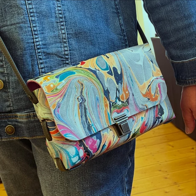Eine glückliche Kundin mit Emma unsere große crossbody Tasche einzigartig in der Marmorierung.  A happy customer with Emma our large crossbody bag unique in the marbling.
