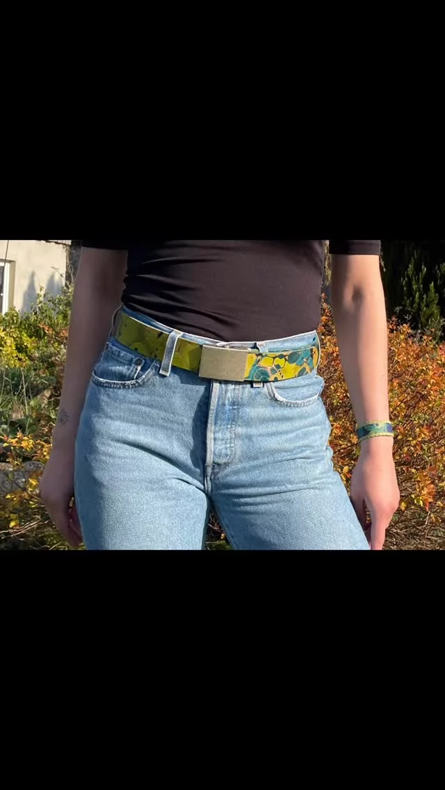 Pur Natur, unsere pflanzlich gegerbten Gürtel färben wir einzeln in der Technik des marmorierens. Jeder ist einmalig in Farbkombination und Muster.  Pure nature, we dye our plant-tanned belts individually in the technique of marbling. Each is unique in color combination and pattern.  #marbledpattern #marmoriert #einzigartig #madeingermany #handgefärbt