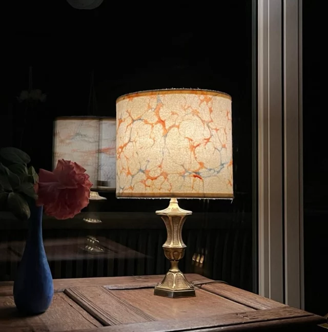 Unser Lampenschirm kombiniert mit antikem Messingfuß. Eine Bestellung mit einer passenden Marmorierung zu den Farben des Wohnzimmers.  Our lampshade combined with antique brass base. An order with a matching marbling to the colors of the living room.#marbling #marblecollection #marblefelt #handmade #lampendesign