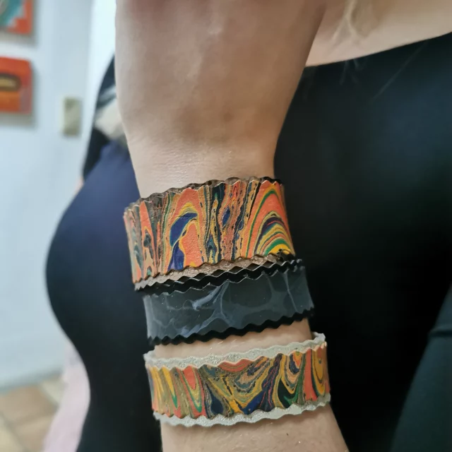 Armbänder aus marmoriertem Leder, jedes anders....
Bracelets in marbled leather, each different....
