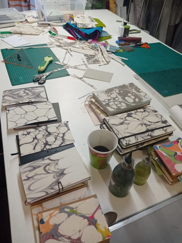 Wir fertigen dieseTagebücher für das Papiermuseum in Düren. Die Umschläge sind aus marmoriertem Filz, jedes Buch ein Unikat.
We produce these books for the paper museum in Düren. The covers are made of marbled felt, each book is unique.  #marmoriert #buchumschlag #madeingermany🇩🇪 #marbelingart